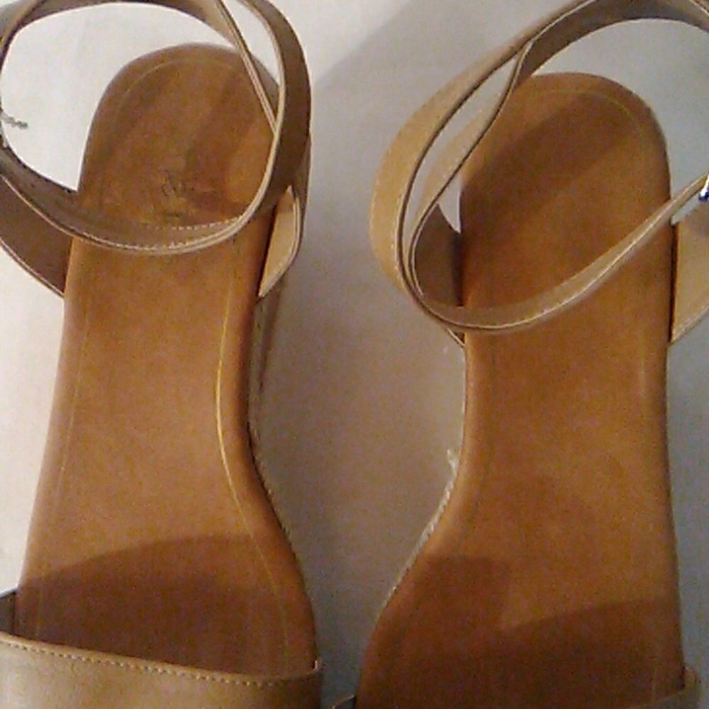 Me Too Platform Sandals - Picture 7 of 9